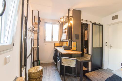 une cuisine avec un évier et un plan de travail dans l'établissement Apartment MiniSteel Loft Brotteaux Part-Dieu, à Lyon
