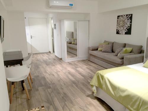 una sala de estar con una cama y un sofá en Studio 5 Stars Bellini, en Buenos Aires