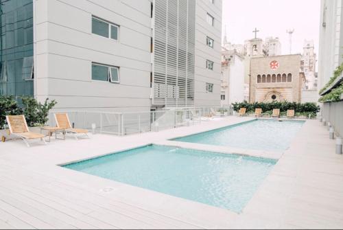 una piscina al costado de un edificio en Studio 5 Stars Bellini, en Buenos Aires
