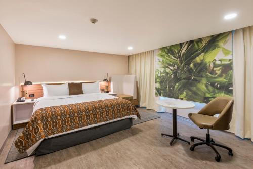 Tempat tidur dalam kamar di Wyndham Garden Quito