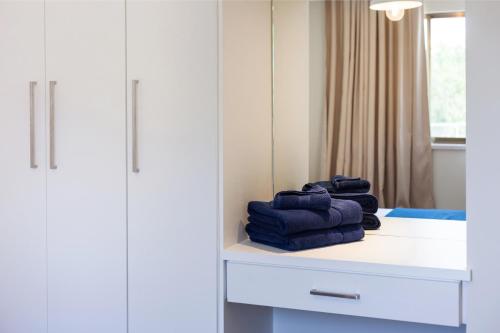 sterta ręczników na ladzie w pokoju w obiekcie The Jolo w mieście Limassol