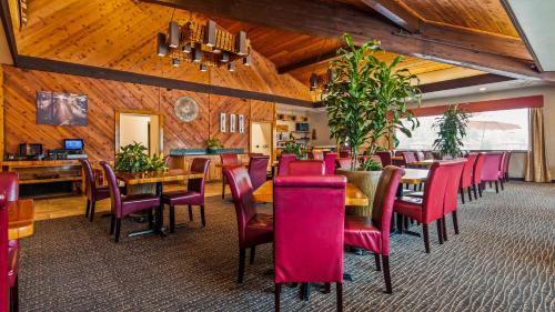 Un restaurante u otro lugar para comer en Best Western Plus Tree House