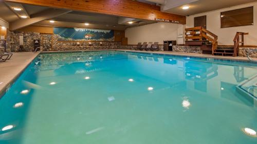 La alberca dentro o cerca de Best Western Plus Tree House