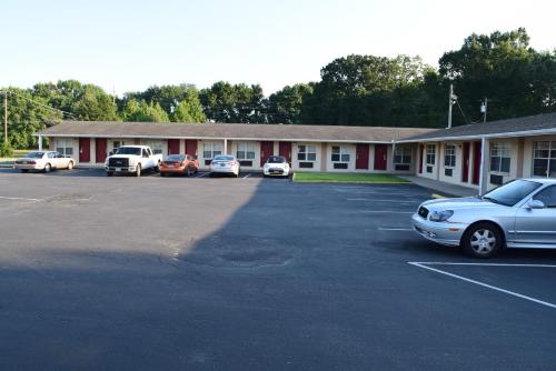 a building with cars parked in a parking lot at White Oaks Motel Pennsville/Carneys Point in Pennsville