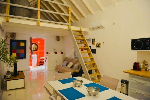 Televisyen dan/atau pusat hiburan di Bungalow Bambou