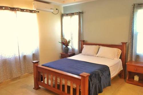 เตียงในห้องที่ Casa Taylor Gran Pacifica Resort