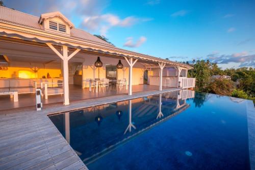 Casa con piscina y casa en Sunset Bay - villa de luxe avec magnifique vue Ilets Pigeon, en Bouillante