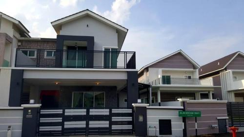 une rangée de maisons avec balcon dans une rue dans l'établissement Ipoh EastEden Homestay, à Ipoh