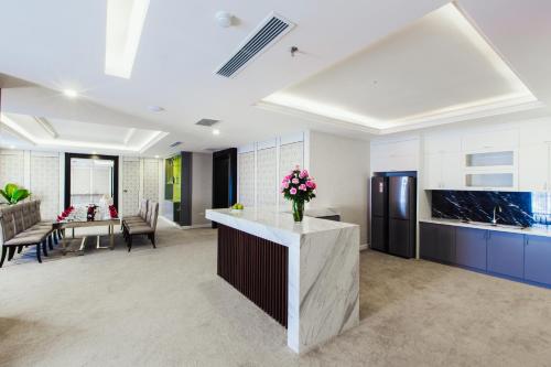 a large room with a kitchen and a living room at Muong Thanh Luxury Ha Nam in Phủ Lý