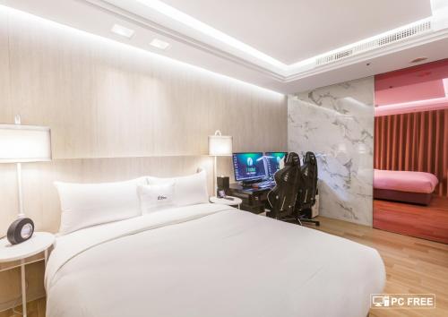 Ένα ή περισσότερα κρεβάτια σε δωμάτιο στο i hotel 中壢館