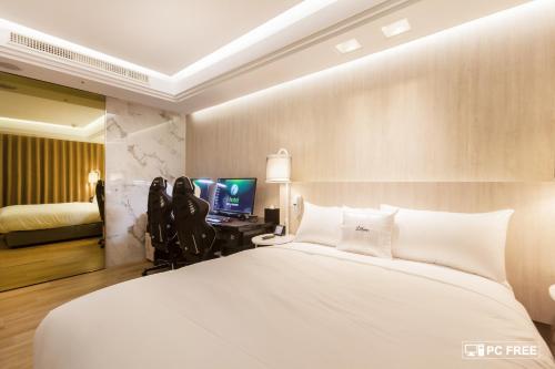 A bed or beds in a room at i hotel 中壢館