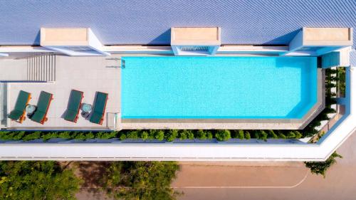 uma vista aérea de um resort com uma piscina em ibis Styles Siem Reap em Siem Reap