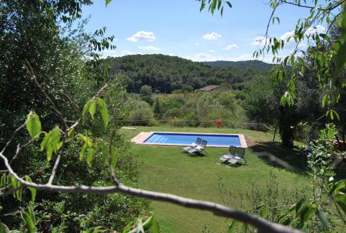 Piscina de la sau aproape de Can Sisó