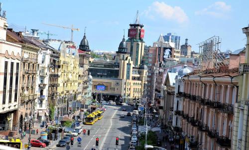 uma movimentada rua da cidade com carros e edifícios em Kiev City Center em Kiev