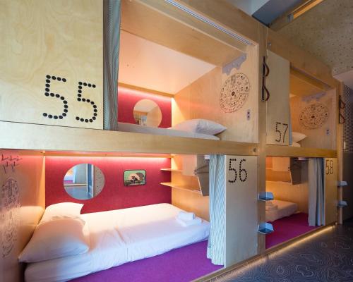 מיטה או מיטות בחדר ב-Pangea Pod Hotel