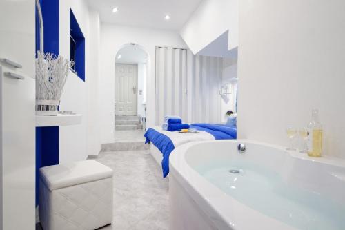 Ванна кімната в Santorini Style in Athens, Greece