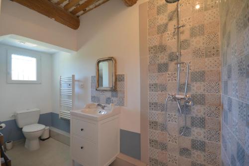 カヴァイヨンにあるGîte Rural "Chez Paulette" - Provence - Luberonのバスルーム(トイレ、洗面台、シャワー付)