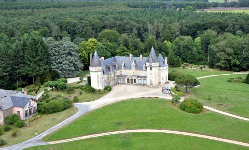 - une vue aérienne sur un château au milieu d'un champ dans l'établissement Domaine de Bort, à Saint-Priest-Taurion