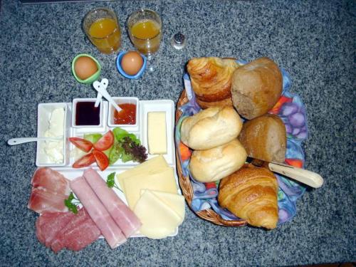 eine Platte mit Brot, Käse und Eiern in der Unterkunft Ferienwohnung Anita in Michelstadt