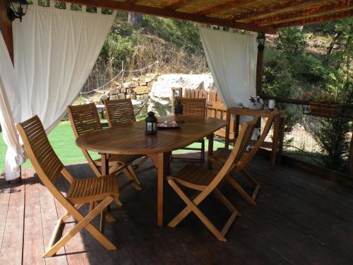 a wooden table and chairs on a deck at Agriturismo Fattoria Il Ginepro in Talla