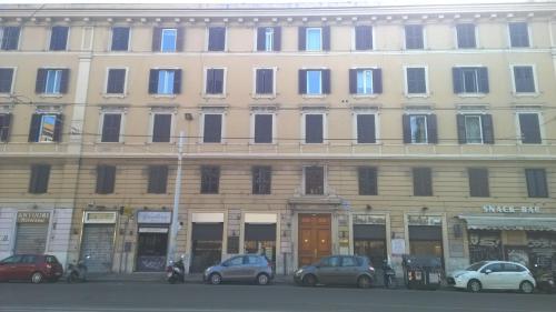 ローマにあるA Casa Di Elleの車が目の前に停まった大きな建物