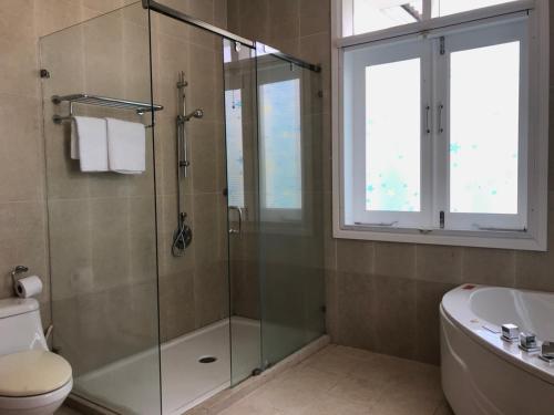La salle de bains est pourvue d'une douche, de toilettes et d'un lavabo. dans l'établissement Villa Mui Ne Phan Thiet, à Mui Ne