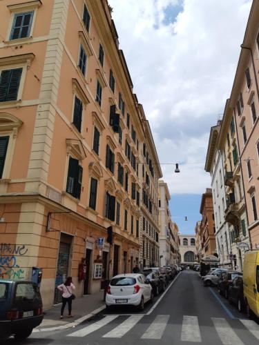 ローマにあるTermini Loftの路上駐車の街路