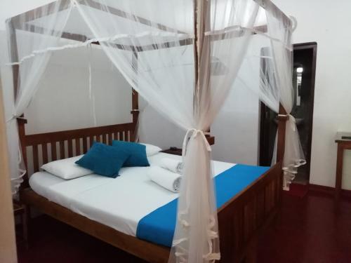 Un pat sau paturi într-o cameră la Mahaweli Shades