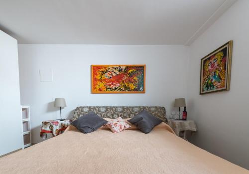 una camera da letto con un grande letto con due cuscini di VILLA ISCLA maison d'hôtes a Ischia
