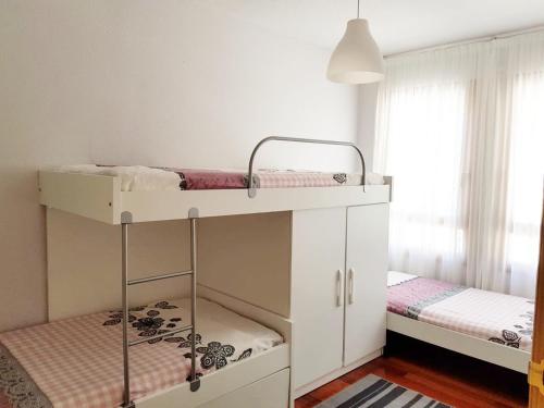 Двухъярусная кровать или двухъярусные кровати в номере Vivienda Turística Pirineos XXI