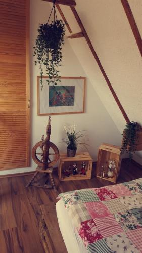 una sala de estar con una cama y una mesa en uebernachtung unna, en Unna