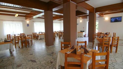 Restaurace v ubytování Cabana Cumpana