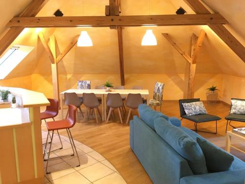 un salon avec un canapé bleu et des chaises dans l'établissement MAMA'S APPART, à Epping-Urbach