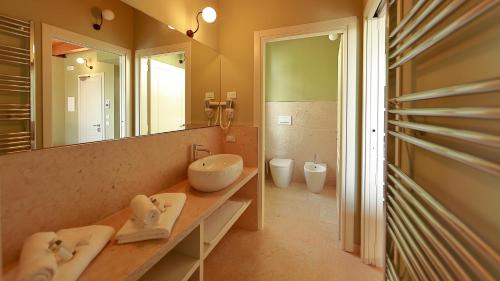 Ett badrum på Le Greghe Suites