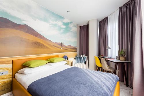 a hotel room with a bed and a painting on the wall at Skyreach BizzStay - Wohnen am Main in Frankfurt/Main