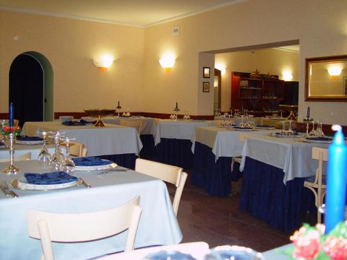 un comedor con mesas con manteles blancos en Hotel Victoria, en Rivisondoli