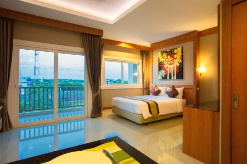 Postel nebo postele na pokoji v ubytování Romantic Khon Kaen Hotel