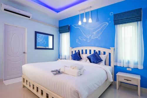 - une chambre bleue avec un lit peint sur le mur et une baleine dans l'établissement Aonang Sweet Blue Sea, à Ao Nang Beach