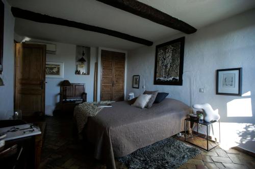 - une chambre avec un grand lit dans l'établissement la maison aux bonsais, à Saint-Paul-de-Vence