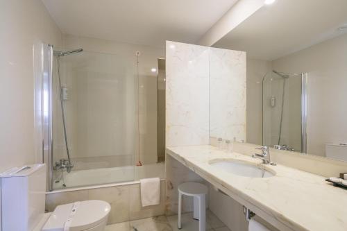 Bilik mandi di Forte de São Francisco Hotel Chaves