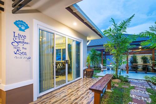 une maison avec un banc sur une terrasse dans l'établissement Aonang Sweet Blue Sea, à Ao Nang Beach