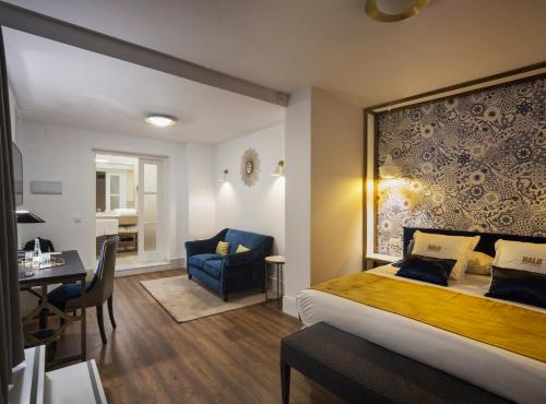 ein Hotelzimmer mit einem Bett, einem Schreibtisch und einem Stuhl in der Unterkunft Halo Boutique Hotel in Sevilla