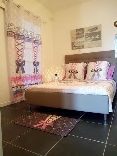 - une chambre dotée d'un lit avec des arcs dans l'établissement Bandol Appartement Terrasse, à Bandol