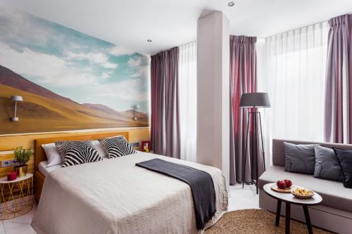 a bedroom with a bed and a couch at Skyreach BizzStay - Wohnen am Main in Frankfurt/Main