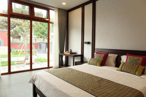 A bed or beds in a room at Chengde Kai Ren Hua Fu Jiu Dian (Bi Shu Shan Zhuang Dian)