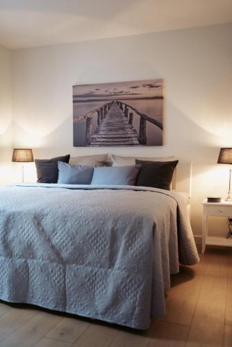 a bedroom with a bed and a painting on the wall at Anker Mal in Husum