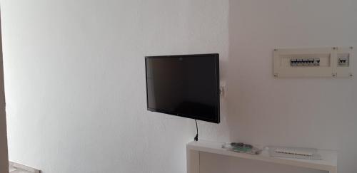 a flat screen tv hanging on a white wall at Apartamento muelle in Pozo Izquierdo
