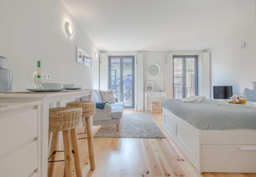 1 dormitorio blanco con 1 cama y cocina en Downtown Porto Flat, en Oporto
