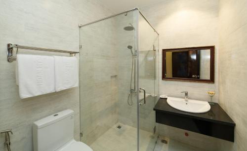 ein Bad mit einer Dusche, einem WC und einem Waschbecken in der Unterkunft Joy Villa in Da Lat