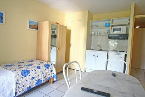 A kitchen or kitchenette at Hotel-appart Les Manguiers